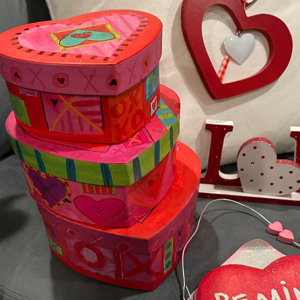 Valentine's Day Heart Decor Set - Picture 2 of 16